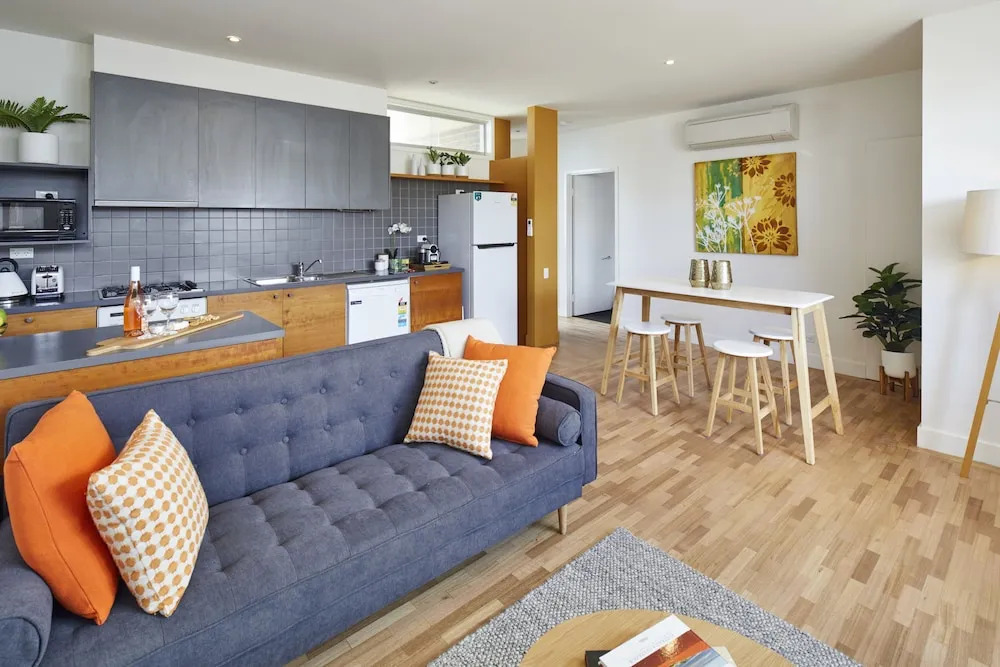 Spacious Carlton 1 bedroom Apt With Secure Parking