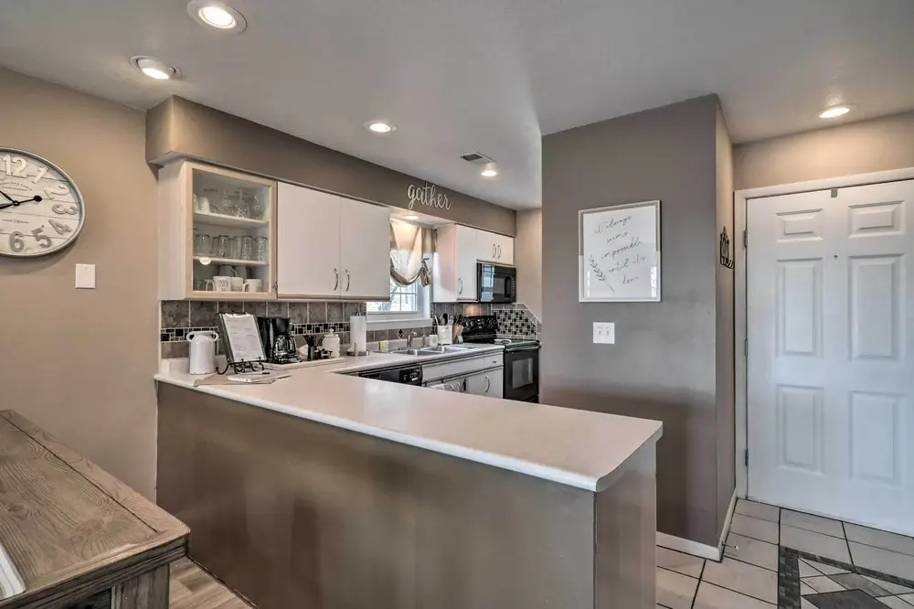 Modern Resort Condo ~ 3 Mi to Branson Landing