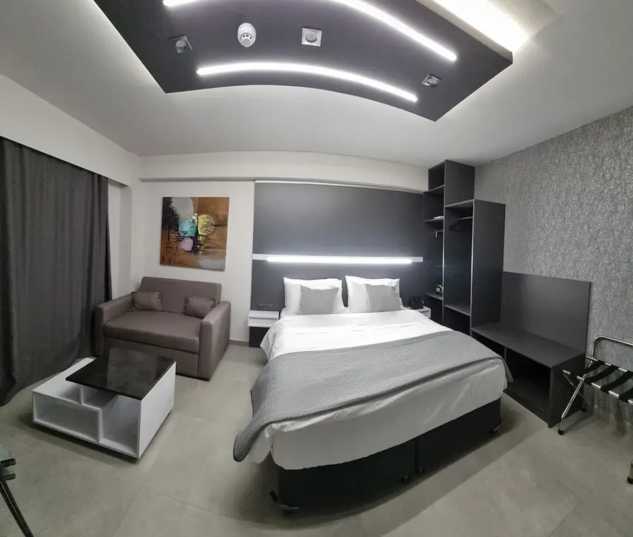 LUXSUITES
