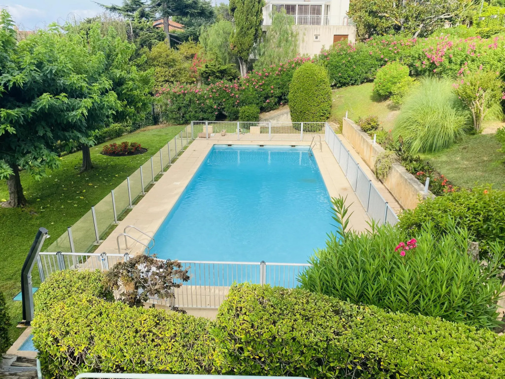 Modern and light studio apartment in prestgious area of Cannes. Small garden and pool. - 743