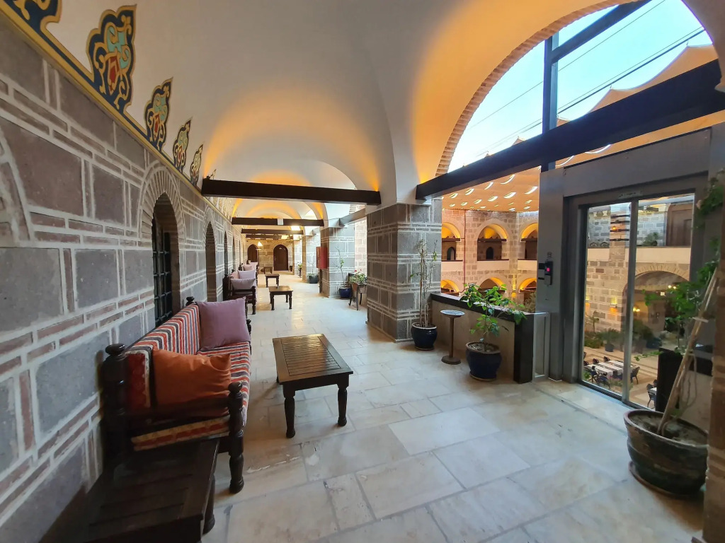 Cesme Kanuni Kervansaray Historical Hotel