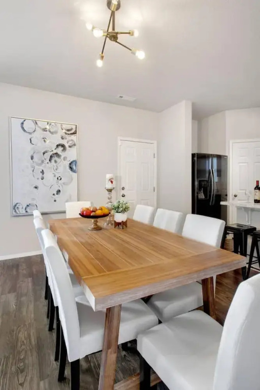The Ivory - SLEEPS 10 - Perfect for Mid-Term Stays