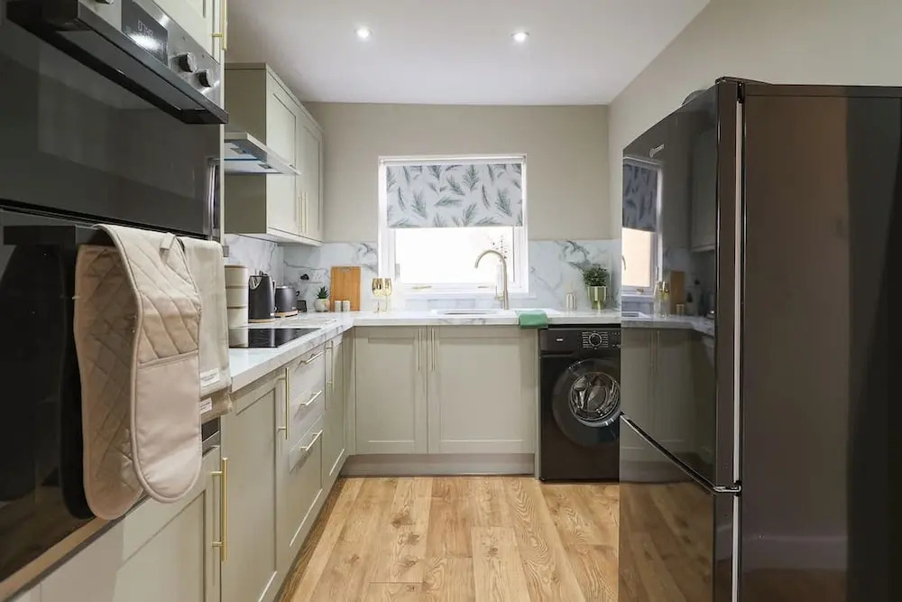 Perfect Booking 4 Bed Home With Garden Dining