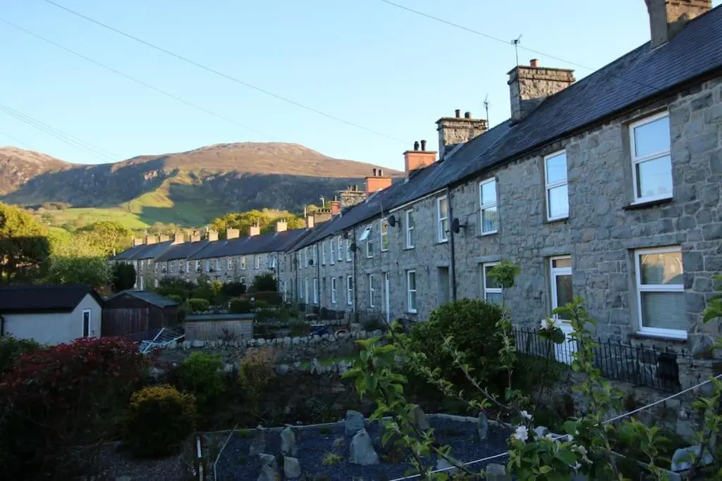 Riverside cottage walking distance into Caernarfon