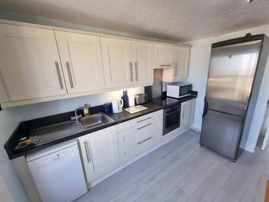 Sea Views, Big 2 Bed Flat Close To Beach & Harbour
