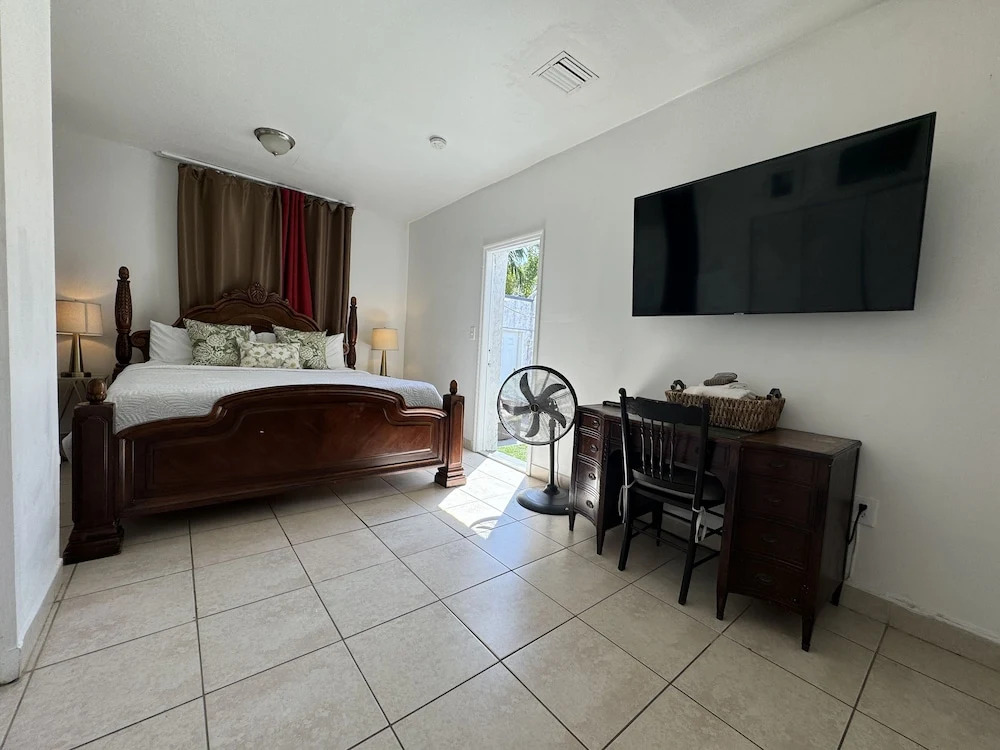 Miami Vacation Home 4 bedroom Parking.