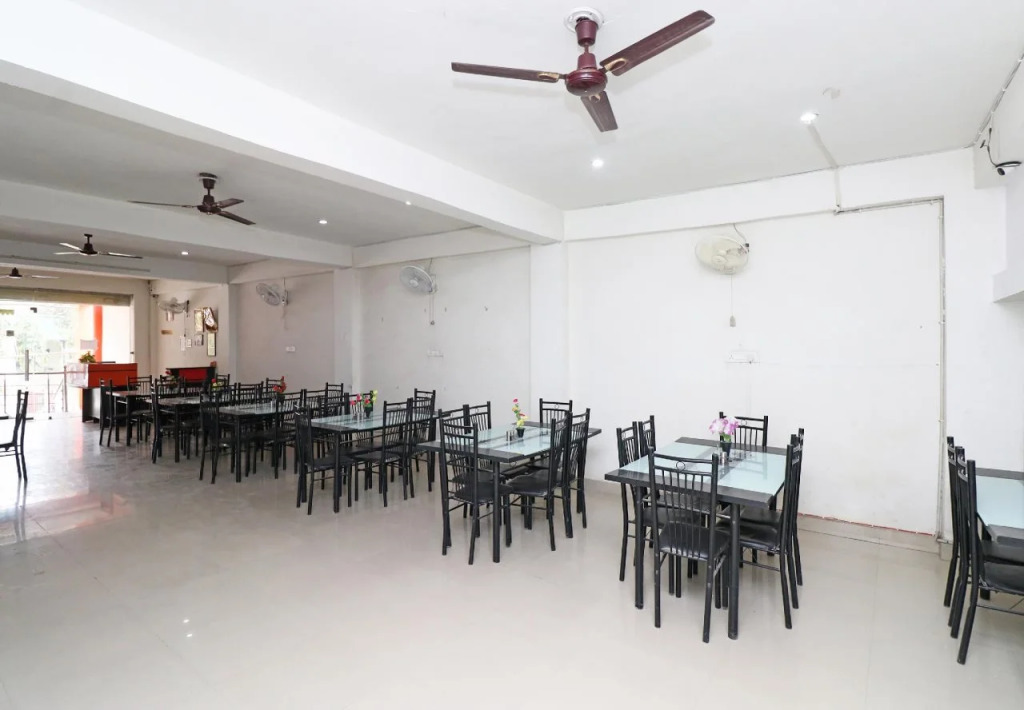 Anmol Plaza by OYO Rooms