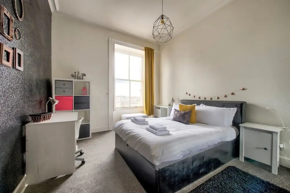 Bright And Central Flat, Directly Facing The Usher Hall