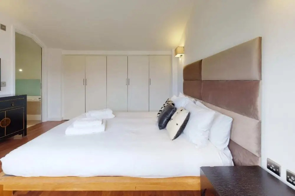 Short let - Penthouse Apartment With West-facing Terrace
