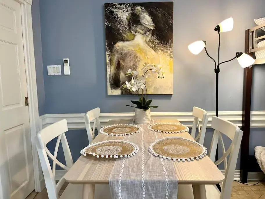 Beautiful traditional home*Modern updates*Guest suite B