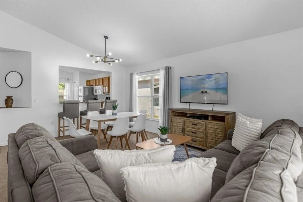 3 Bedrooms S / Lake Berkley Home by RedAwning
