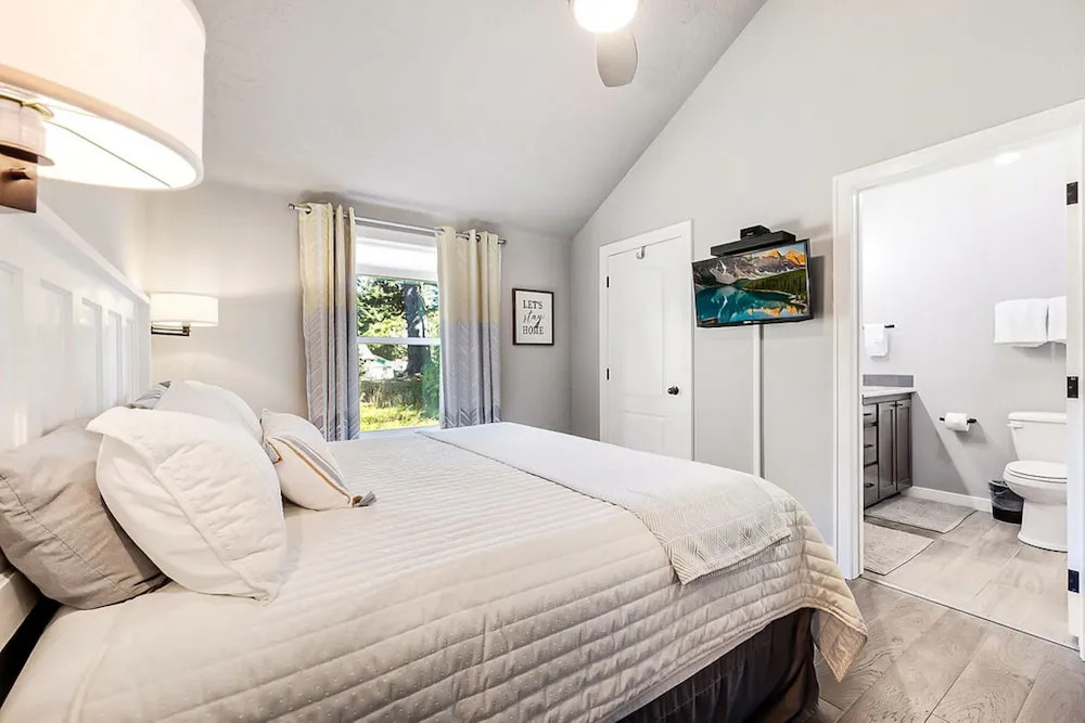 Sweet Seaview Home: Near Beach & Trailhead!