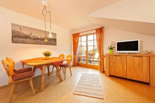 Biohof Burger, 3 sonnige Fewo, alle mit Balkon, Spielzimmer, Grillhütte, 7 km vor Oberstdorf