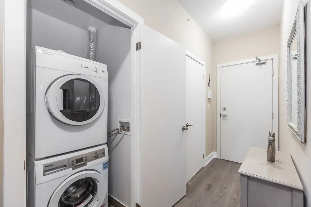 Exquisite Luxury 1 Bedroom + Den With Parking