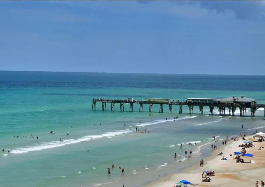 Lovely Ocean front for 5; It sleeps up to 12.