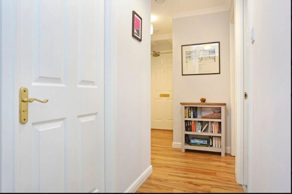 Sophisticated Apt in Trendy Leith Port District