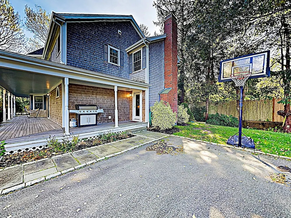 New Listing! Spacious Victorian - Walk To Beach 3 Bedroom Home