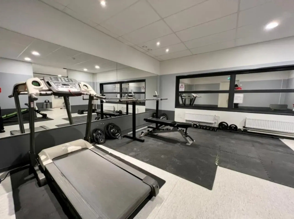 Suite - King Size Bed - Gym&Wifi - Indoor Parking