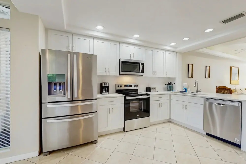 Spacious Townhouse With Private Balcony, Waterview, Pool and Wifi