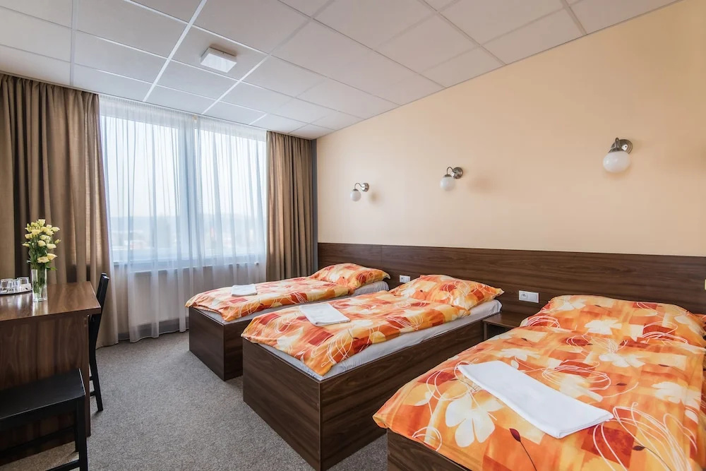 City Hotel B&B, reception 24 7, 800m od-from R1, free parking