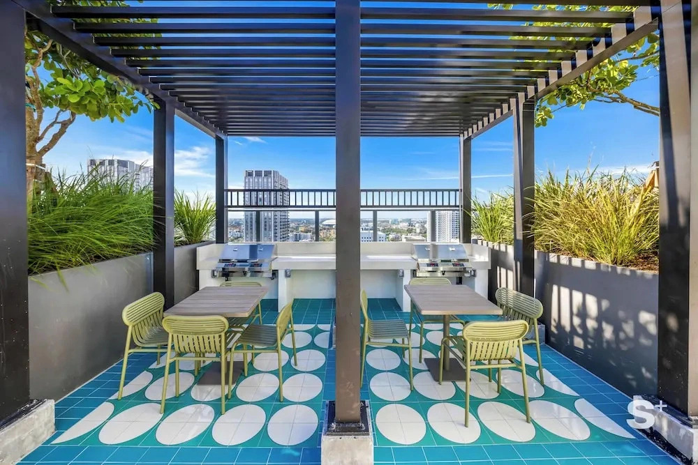 Skyline Views 1BR in - Rooftop pool