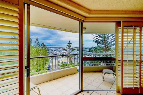 Main Beach Waterfront Apartment