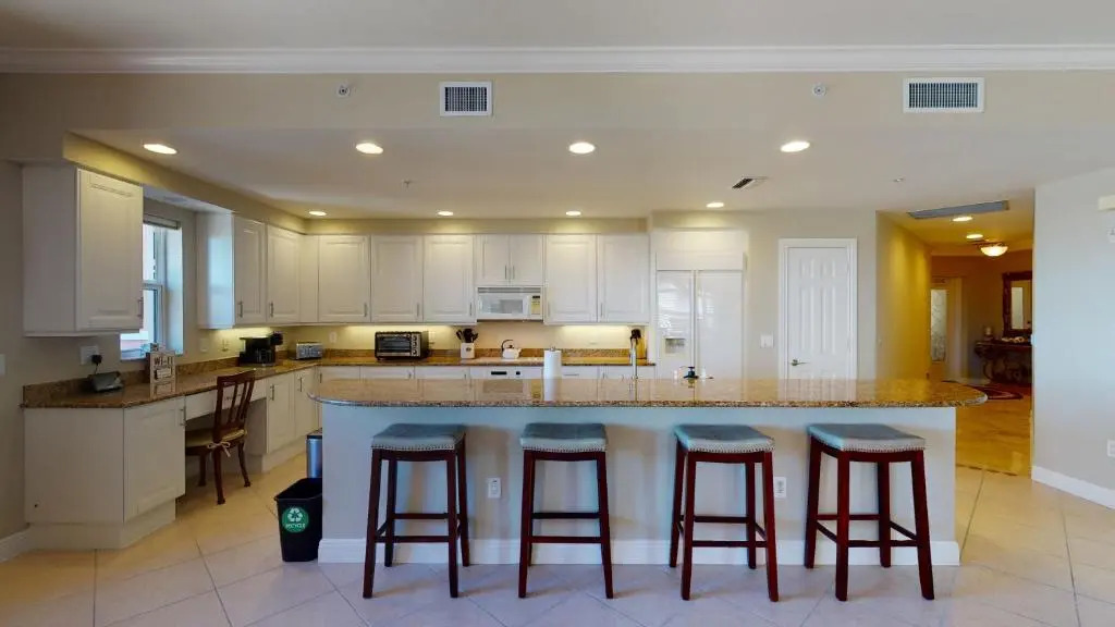 Luxury 3 Bed Condo at Popular Esplanade Overlooking Smokehouse Bay