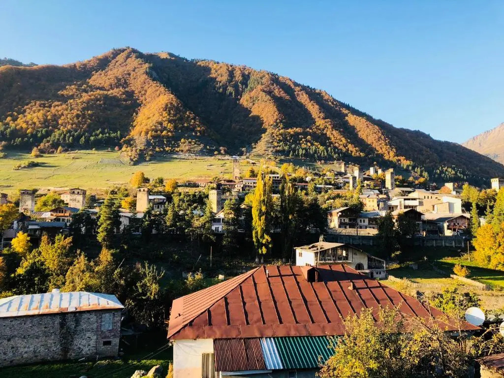 Travel Inn House Mestia • მოგზაურის სახლი