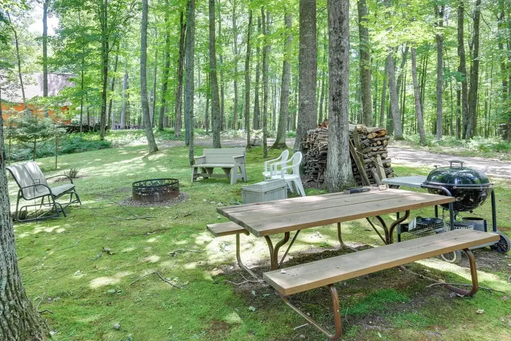 Cozy Cabin on 10 Acres, Walk to Chippewa River!