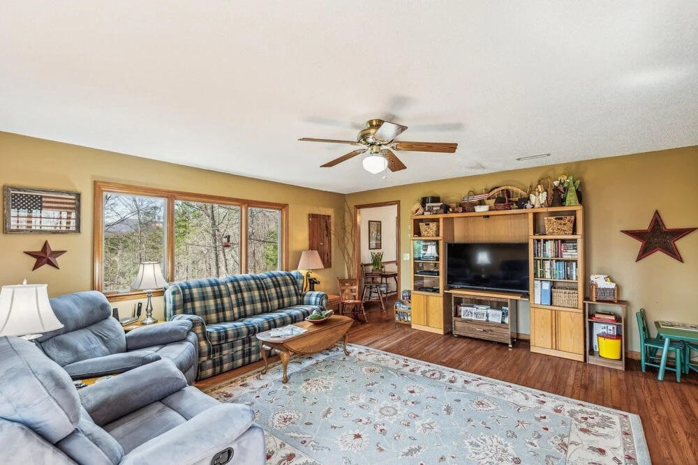 Warm And Cozy Cabin In Lake Lure, Nestled In Hardwood Trees, Peaceful Home- Wifi 3 Bedroom Home by Sunscape Property Management