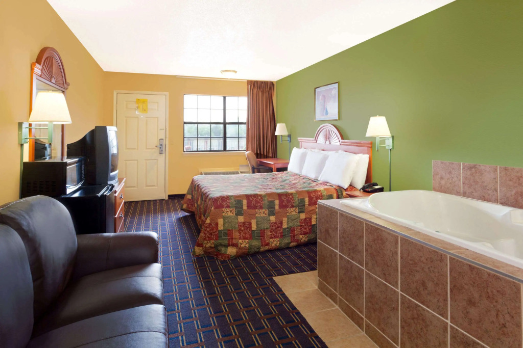 Days Inn by Wyndham Downtown-Nashville West Trinity Lane