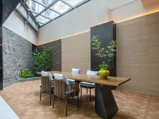 Qingmu Zhuji Hotel (Wanda Yintai City Branch)