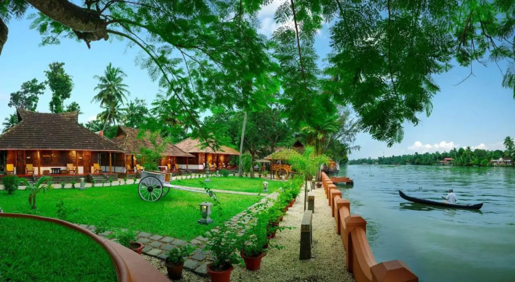 Alaya Stays Palm Dale Heritage Backwater Retreat with Garden & Restaurant