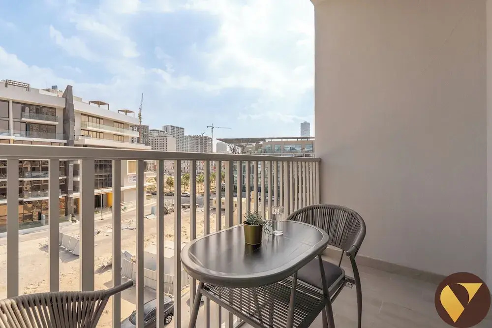 Vogue Vacation Homes, JVC Luma22 near Circle Mall, Studio Apartment with Balcony and Vibrant Community View, Access to all amenities