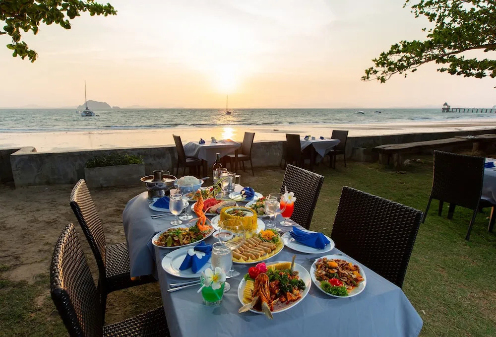 Blue Bay Resort - Access to Pool and Beach-Phuket & Krabi