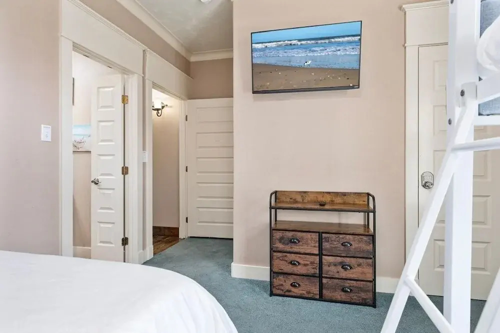 Yoho Hideout 4 Bedroom Home by RedAwning