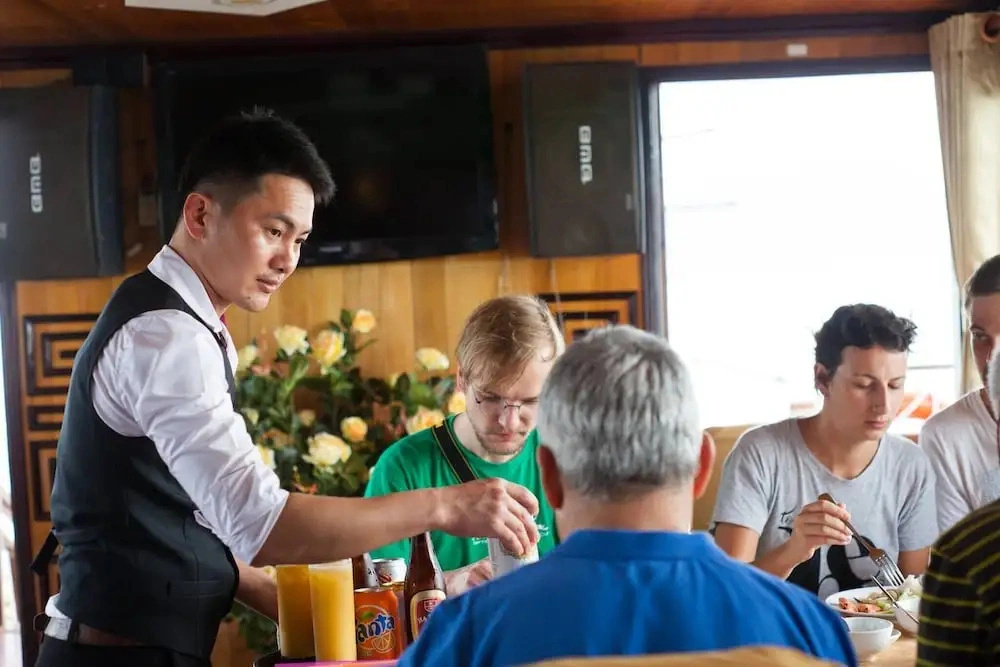 Halong Bay Cruise For Backpackers