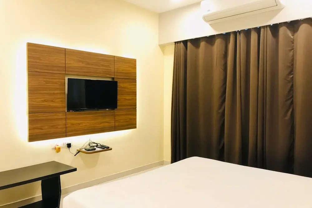 Hotel Golden - I
