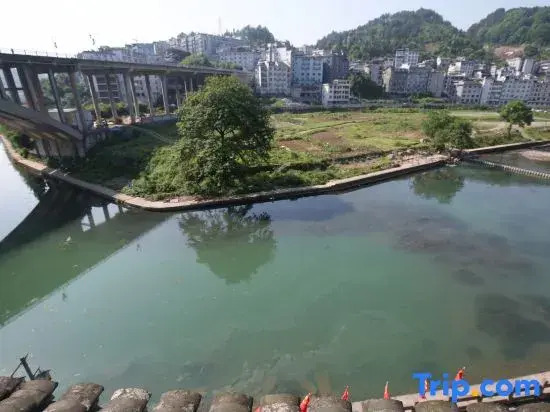 Fenghuang Yingfengju River View Homestay