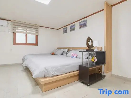 Hongdae Lovely  House. Big Room. Hongdae University Station. Exit 7. Walk 2 min