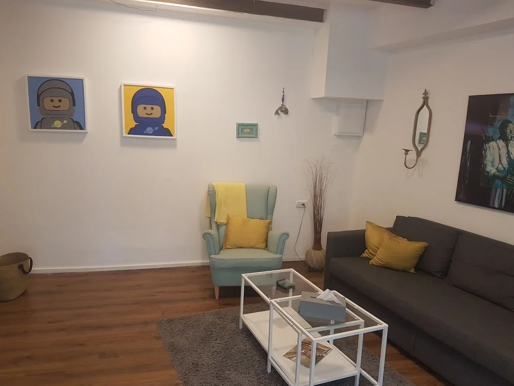 Beautiful Garden Apartment