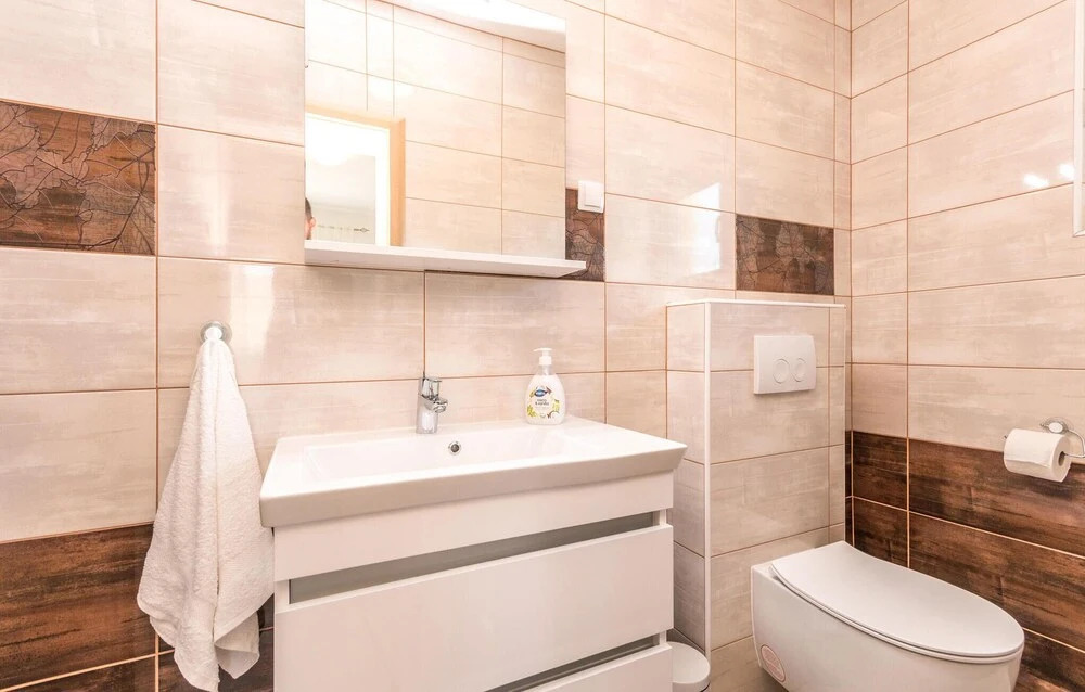 Nice Home in Ninski Stanovi With 4 Bedrooms and Wifi