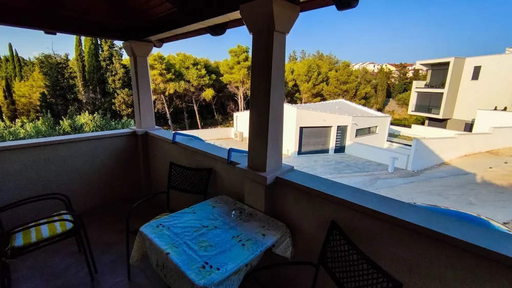 Leana - Great Location and Close to Beach - A1