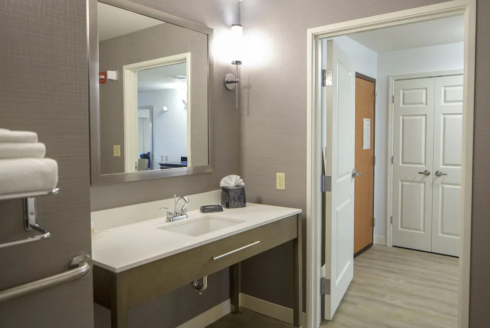 Holiday Inn & Suites Bloomington-Airport