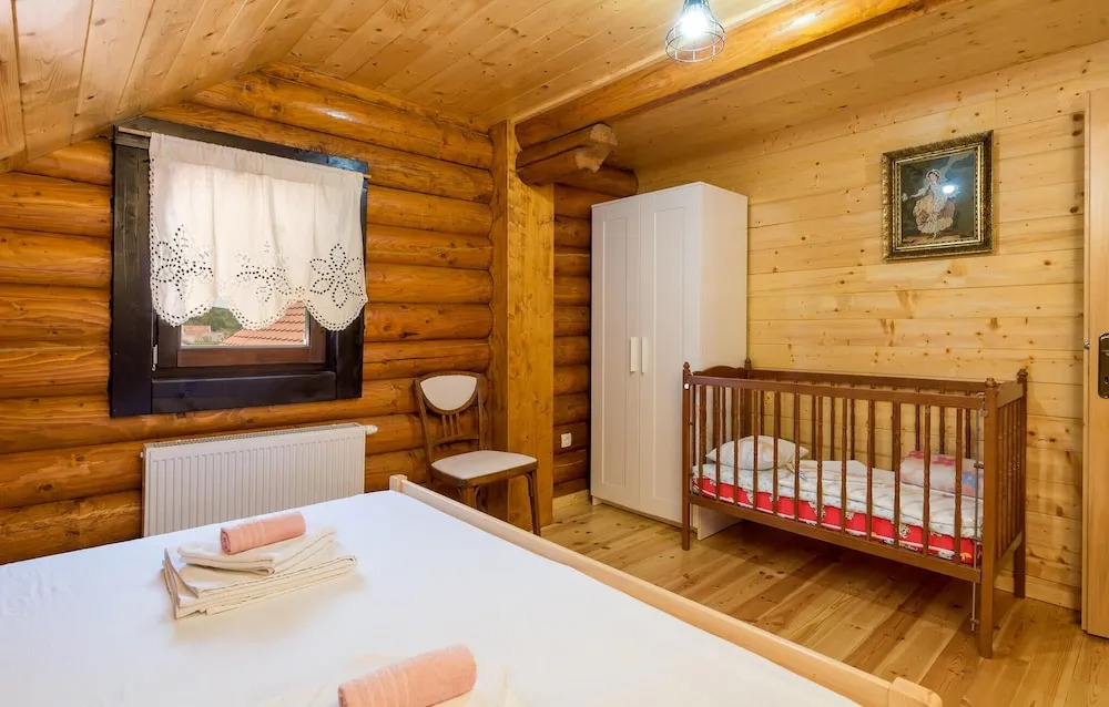 4 Bedroom Lovely Home In Otocac
