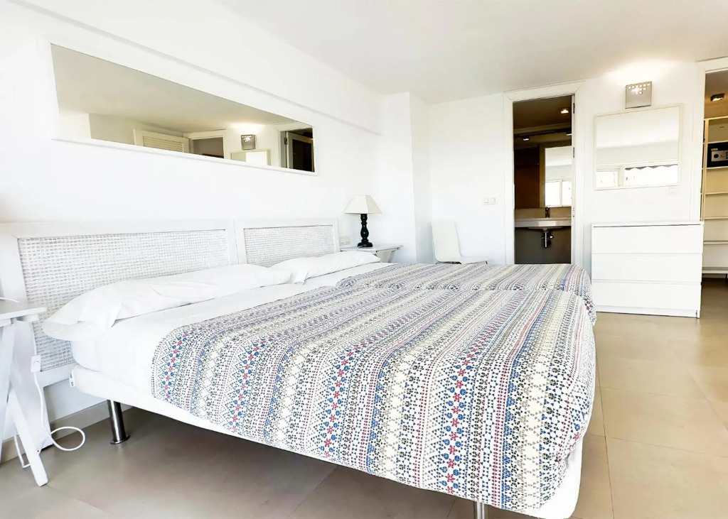 Skol 302 Super One-bedroom Duplex with Sea Views