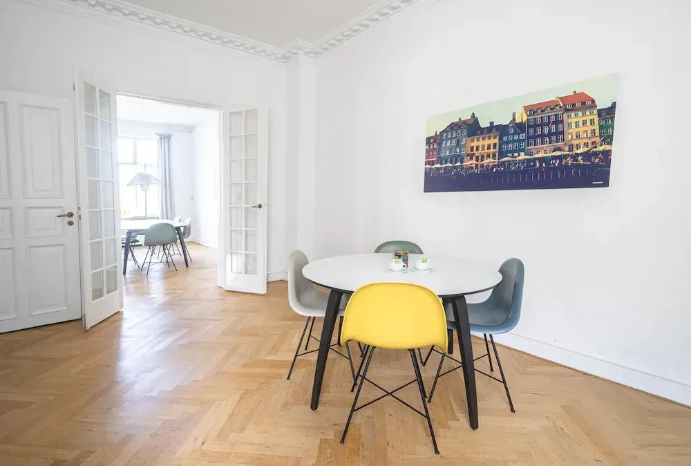 Fantastic 3-bed With French Balcony and Lake-views