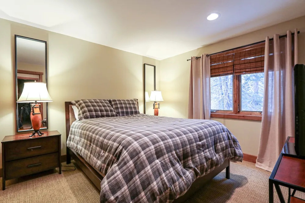 Stonegate #5 5 Bedroom Home by RedAwning