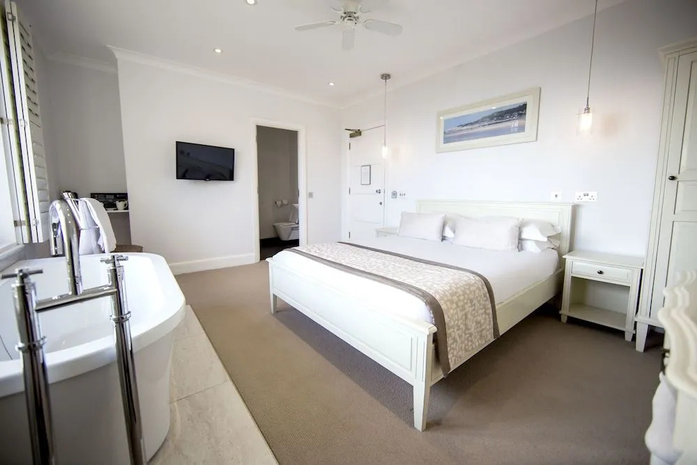Holm House - Stylish Coastal Suites - HEDD Spa - Silures Bar & Restaurant