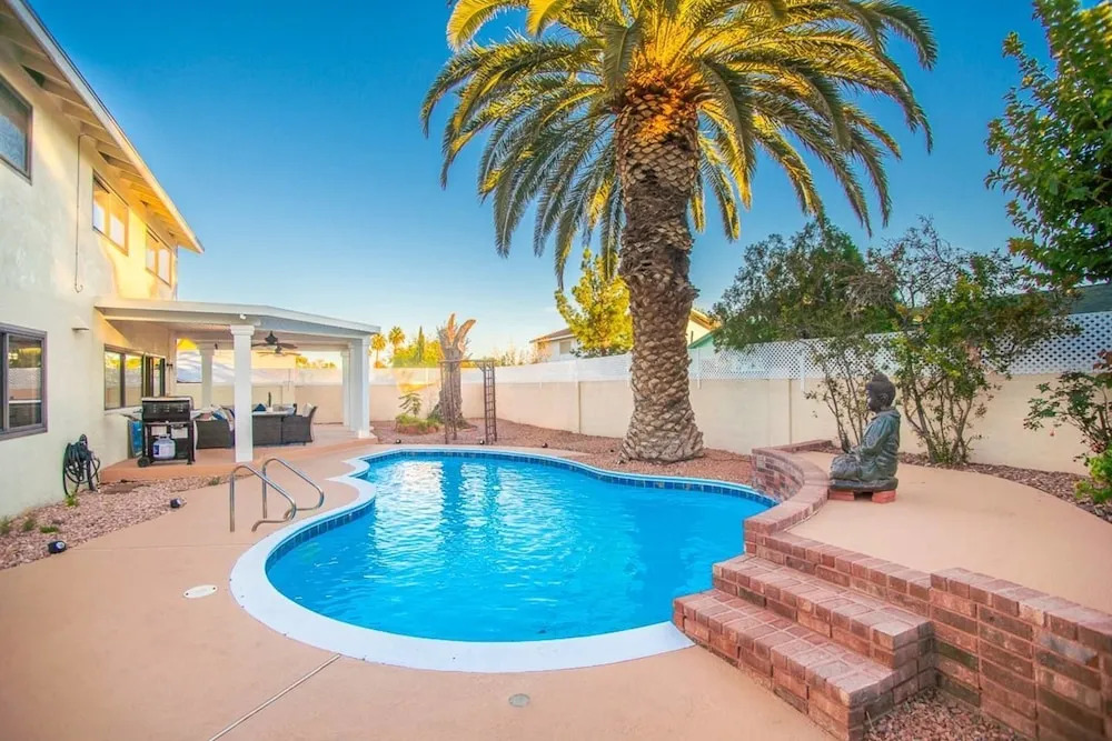 Palm Tree Paradise Luxurious 4 Bd Sleeps 16!
